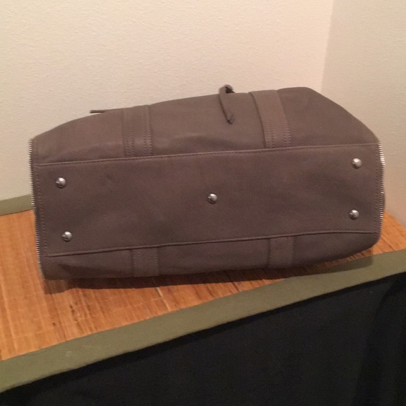 🆕 🐚NWT Grey Leather Zippered Satchel🐚 - Picture 5 of 8